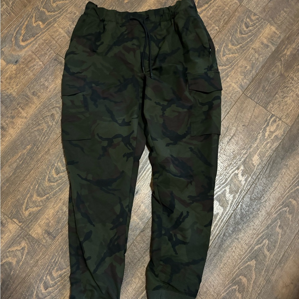 Men’s camo joggers size small